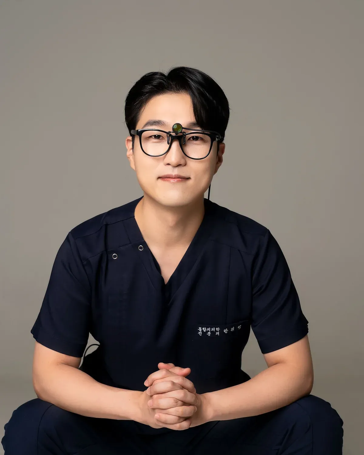 진료복을 입고 편안하게 미소 짓는 한휘림 대표원장